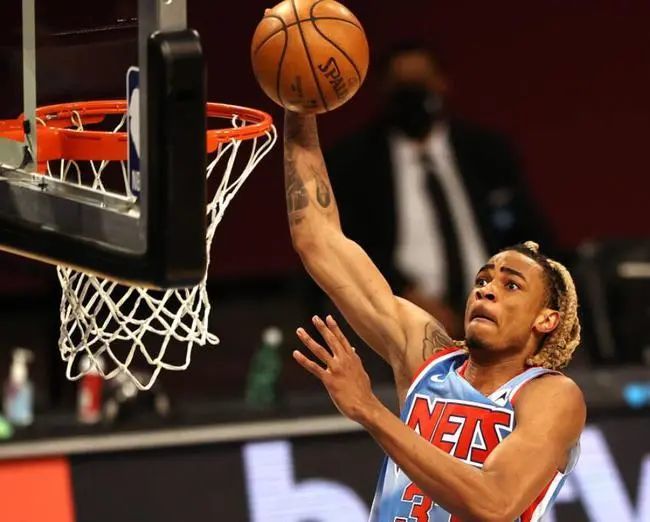  克拉克斯顿25+20篮网爆冷击败雄鹿  