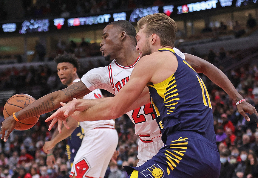  德罗赞关键中投国王加时险胜公牛夺榜首